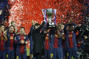 El Barcelona recibe el trofeo de la Liga BBVA 2012-2013.