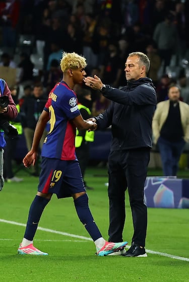 Lamine Yamal con Hansi Flick.