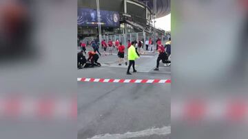 Las bochornosas imágenes que retrasaron la final: increíble que pasen en la Champions