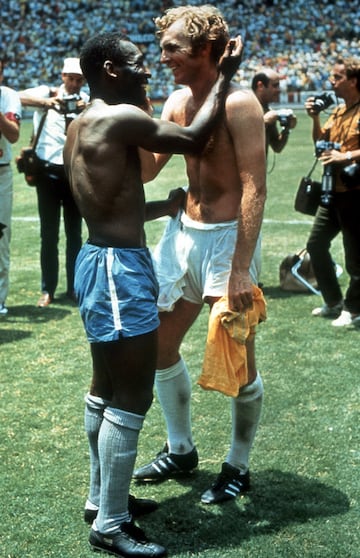 Mundial de México, 1970. Partido Brasil-Inglaterra de fase de grupos. El saludo de dos campeones del mundo, Pelé y Bobby Moore, tras finalizar el partido.