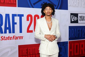 Kobe Bufkin, de la universidad de Minnesota llegó con este traje blanco al Barclays Center para la ceremonia del draft de la NBA 2023.