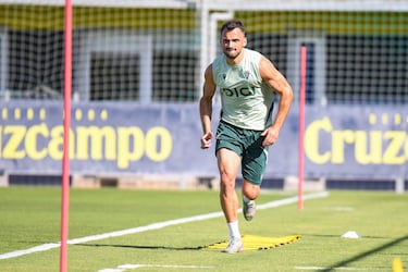 El Almería desafía la solidez del Cádiz para seguir volando