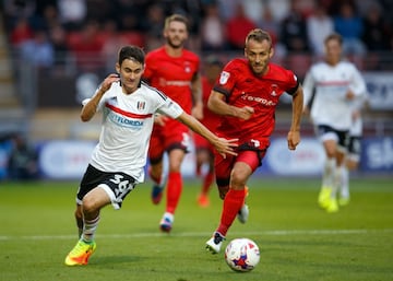 Luca Daniel de la Torre es un mediocampista nacido en San Diego, California. Fue adquirido por el Fulham, club con el que debutó en Copa el 9 de agosto del 2016 ante el Leyton Orient. Posteriormente inició su primer partido de liga en la EFL Championship en 2017. En la presente temporada ha disputado cinco encuentros.