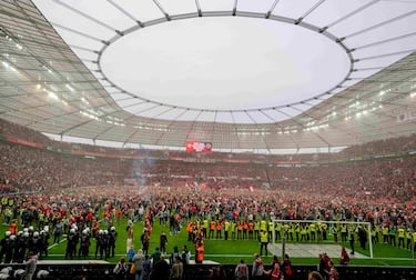 Los aficionados del Bayer Leverkusen invadieron en masa el césped del BayArena tas finalizar el encuentro y celebrar el primer título en la Bundesliga de su equipo.