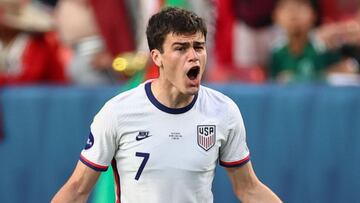 En la celebración del último gol Estados Unidos contra México en la Nations League, fanáticos agredieron a jugadores lanzado distintos objetos al campo.