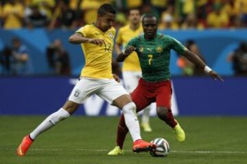 Luiz Gustavo y Landry N'Guemo.