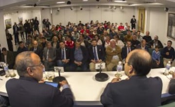 Encuentro con los Ases en el saln de actos de Caja Rural en Sevilla con directivos, jugadores y aficin del conjunto hispalense. 