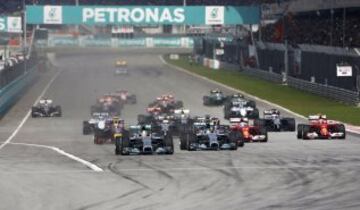 Lewis Hamilton lidera el grupo en el inicio del Gran Premio de Malaisia en el Circuito Internacional de Sepang.