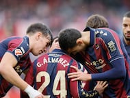 SEVILLA, 04/01/2026.- El centrocampista del Levante Carlos Álvarez celebra el tercer gol de su equipo durante el partido de la jornada 18 de Liga ante el Sevilla que se disputa en el estadio Sánchez Pizjuán. EFE/José Manuel Vidal