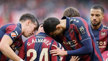 SEVILLA, 04/01/2026.- El centrocampista del Levante Carlos Álvarez celebra el tercer gol de su equipo durante el partido de la jornada 18 de Liga ante el Sevilla que se disputa en el estadio Sánchez Pizjuán. EFE/José Manuel Vidal