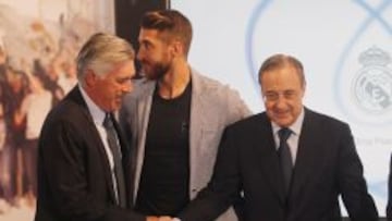 SIN MIRAR. Ancelotti, Ramos y Florentino, el pasado martes.