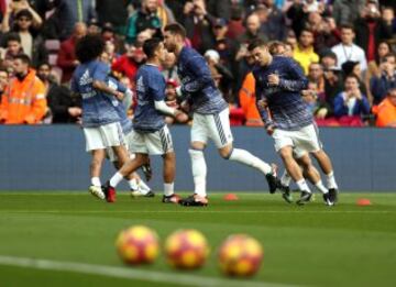 Los jugadores del Real Madrid en el calentamiento previo al choque.