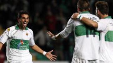 <b>MATRÍCULA DE HONOR. </b>Ángel celebra uno de sus goles, en la noche de ayer.