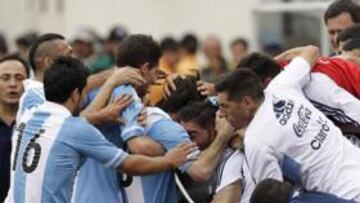 <b>APLASTADO. </b>Los jugadores de la albiceleste se abalanzan sobre Messi.