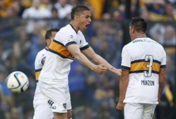 El jugador de Boca Juniors Fabián Monzon celebra después de anotar un gol ante Tigre