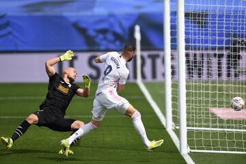 Benzema marca en fuera de juego. El gol no subió al marcador. 