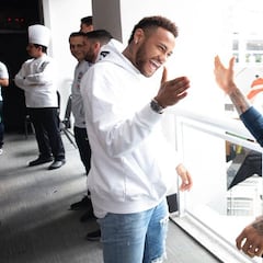 Neymar visita la selección con dudas sobre su futuro