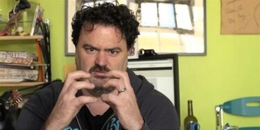 Tim Schafer sale en defensa de Peter Molyneux hablando de un trato injusto