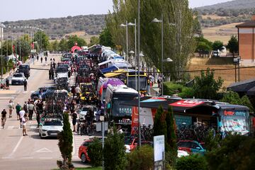 Aparcamiento de los autobuses de los equipos ciclistas antes de comenzar la decimosegunda etapa de La Vuelta que se disputa entre Ólvega y Zaragoza, de 151 km de recorrido.