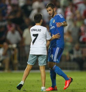 Segunda jornada Liga Bbva. Granada - Real Madrid. Benzema con niño al final del encuentro.