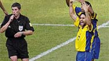 <b>SEGUNDOS AGÓNICOS</B>. Markus Merk, árbitro del partido, y los jugadores llaman a las asistencias médicas.