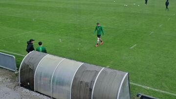 Juanca Arana, del Racing, y¨¦ndose del entrenamiento.
