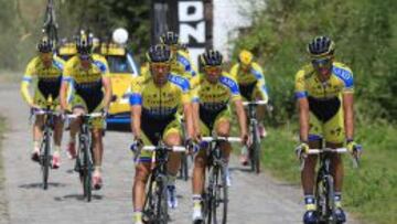 Alberto Contador entre dos compañeros en el entrenamiento del Tinkoff-Saxo en la mañana de hoy en Francia.