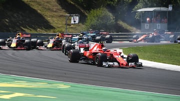 Varios coches al comienzo del GP de Hungría.