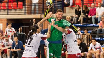 Los jugadores del Helvetia Anaitasuna intentan lanzar a porter&iacute;a durante un partido de Liga ASOBAL ante Naturhouse La Rioja.