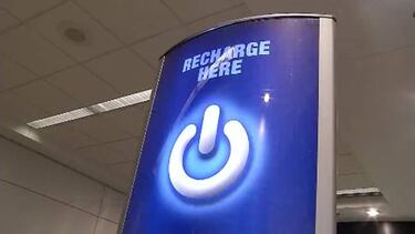 Por qué es peligroso cargar el móvil en el aeropuerto