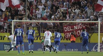 El 1 de junio de 2013 el Valencia visitaba el Pizjuán. Si ganaba se metía en la Champions tras un gran remontada con Valverde. El Sevilla le aguó la fiesta con cuatro goles de Negredo. Por el Valencia marcaron Banega y Soldado (2).