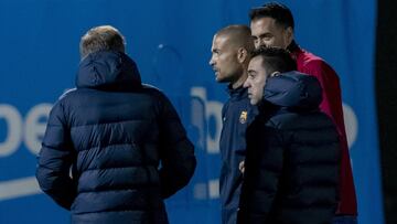 Xavi, en un entrenamiento con Busquets.