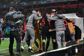 El Atlético celebra la victoria en Anfield.