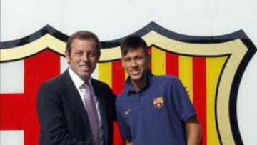 Neymar posa con Sandro Rosell.