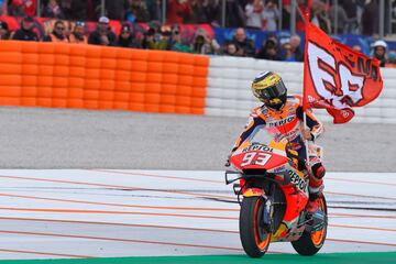 Marc Márquez celebrando la victoria en el Gran Premio de Valencia. 