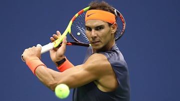 Rafa Nadal devuelve una bola ante Juan Mart&iacute;n del Potro durante las semifinales del US Open.