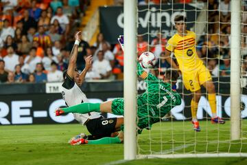 VALENCIA, 17/08/2024.- El delantero del Valencia CF Hugo Duro (i) lucha con Marc-André ter Stegen, guardameta del FC Barcelona, durante el partido de LaLiga que Valencia CF y FC Barcelona disputan este sábado en el estadio de Mestalla, en Valencia. EFE/Biel Aliño
