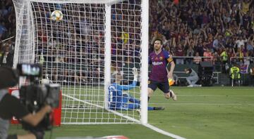 Messi acortó distancias marcando el 1-2 tras el rechace de una ocasión de Lenglet.
