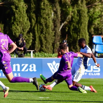 Joan Rojas y Dorian pugnan por un baln.