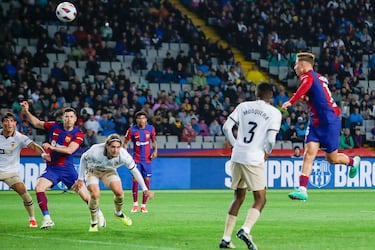 1-0. Centro desde la derecha de Raphinha con rosca y Fermín López, remata de cabeza cruzado superando a Giorgi Mamardashvili.