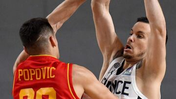 France&#039;s Thomas Heurtel (R) fights with Montenegro&#039;s Petar Popovic during the FIBA EuroBasket 2022 qualifier basketball match between France and Montenegro in Podgorica on February 20, 2021. (Photo by SAVO PRELEVIC / AFP)