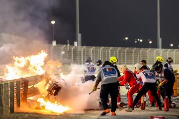 El monoplaza del piloto franc¨¦s se ha incendiado tras un fuerte impacto en la curva tres del Gran Premio de Bahr¨¦in. Romain Grosjean sali¨® por su propio pie del monoplaza. El accidente lleg¨® tras un cambio de direcci¨®n del piloto de Haas, en el que se ha tocado con el Alpha Tauri de Kvyat.
