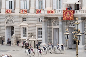En el balcón, los Reyes, Felipe VI y Letizia, acompañados de sus Altezas Reales la Princesa de Asturias y la Infanta Doña Sofía durante el relevo solemne de la Guardia Real, con ocasión del X aniversario de la Proclamación de Su Majestad el Rey, en el Palacio Real en Madrid.