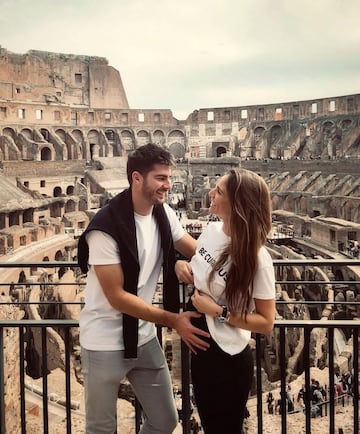 La periodista de DAZN espera su primer hijo junto al futbolista del Levante, Gonzalo Meleno. Ambos comunicaron la noticia a través de las redes sociales con una bonita estampa desde el Coliseo de Roma. “+1. Bebé muy especial en camino”, escribía Lucía Villalón el pasado 28 de marzo. La pareja también anunció que su bebé tendrá que ser intervenido nada más nacer a causa de la gastrosquisis que padece.