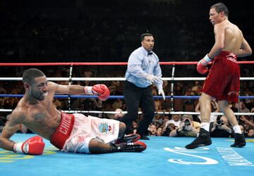 Recordar la pelea entre Diego Corrales y Jos¨¦ Luis Castillo del 7 de mayo de 2005 es volver a revivir una aut¨¦ntica guerra sin cuartel. En juego estaba el Mundial WBC del ligero, pero con lo que all¨ª se vio al final acab¨® en un segundo plano. El intercambio fue tremendo, sin cesar. Corrales se fue al suelo en dos ocasiones, pero en el d¨¦cimo round encontr¨® fuerzas renovadas y comenz¨® a conectar r¨¢pido y fuerte. Tanto fue as¨ª que con una derecha a la pera durmi¨® a Castillo para llevarse la victoria.