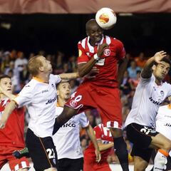 El Mbiazo inspira al Sevilla para quitar la Champions al Valencia