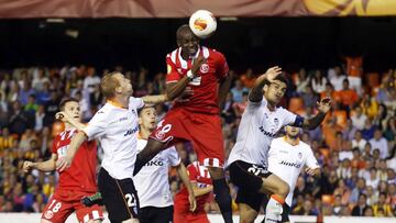 Stephane Mbia cabecea hacia el gol entre Mathieu y Costa.