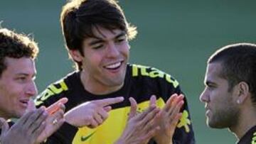 <b>ALVES NO TIENE SITIO EN EL ONCE.</b> La imagen del entrenamiento refleja el buen ambiente de Brasil. Parece que Kaká, Elano y Robinho estuvieran diciendo a Alves que en este equipo no es titular.