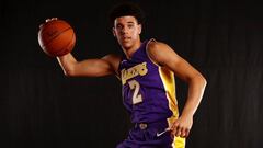 Lonzo Ball ya posa con la camiseta de los Lakers.