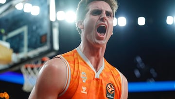 Nathan Reauvers celebra una canasta.